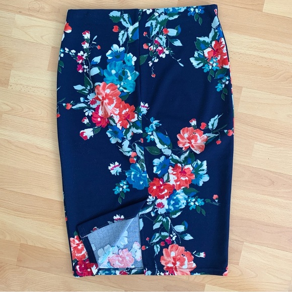 Beautiful Floral Midi Pencil Skirt Size Medium - Picture 6 of 8